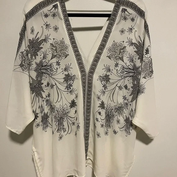 ROSE + OLIVE Women’s Off White/Black Floral Top SZ 1X - Picture 2 of 7